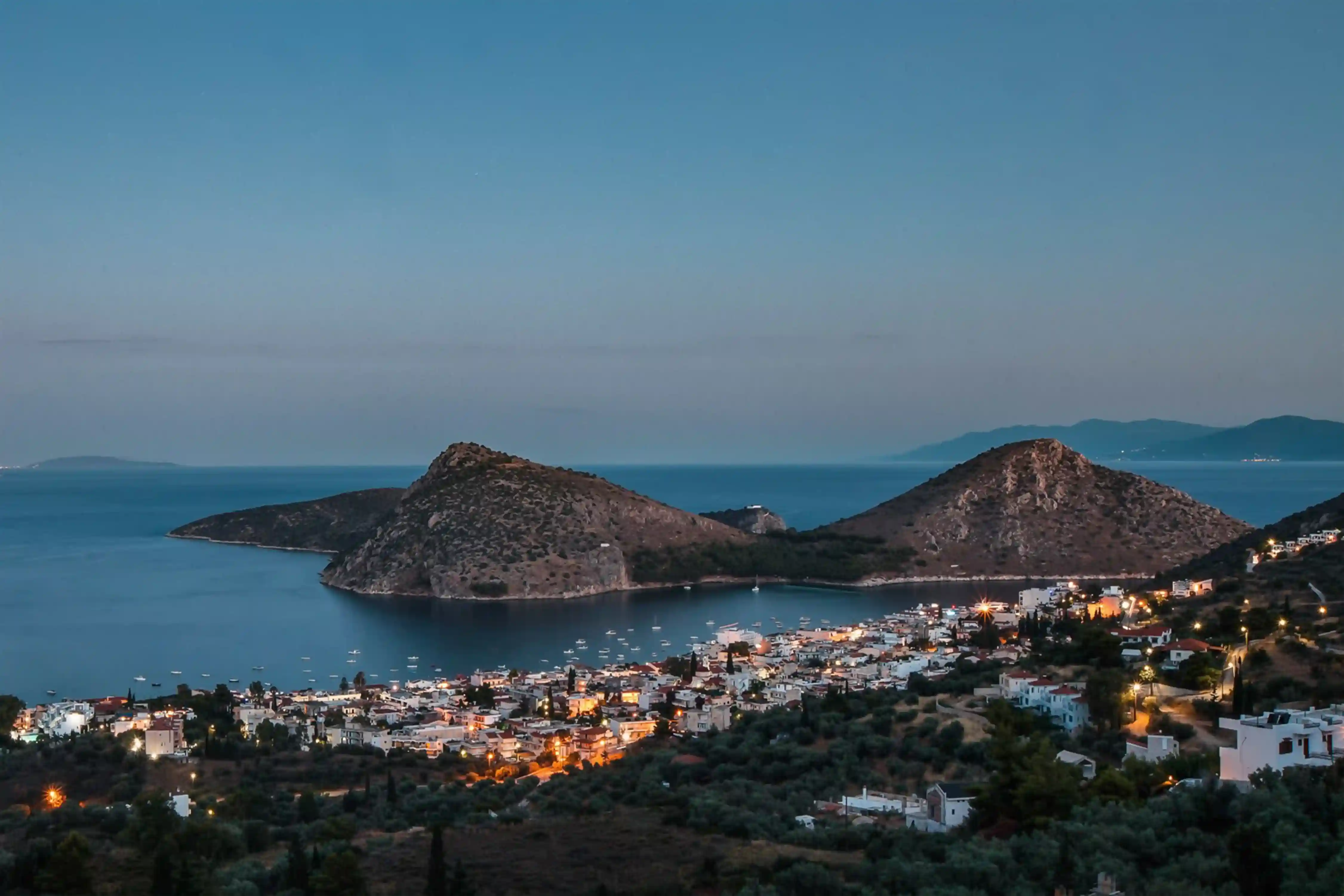 Νυχτερινή πανοραμική άποψη του Τολού